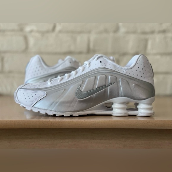 Nike Shox R4 🔥 White Metallic Silver Crimson Red HQ1988-101 Men’s Size 13 Shoes - Picture 5 of 8